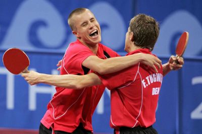 Scanpix/Ramzi Haidar. Michael Maze og Finn Tugwell fejrer her deres bronzemedaljer ved OL i Athen.