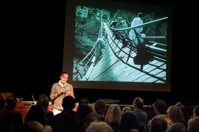 Jan Grarup viste 60 billeder fra sin bog. Blandt dem dette fra jordskælvet i Haiti. ?Foto: Tom Laursen
