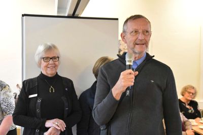 Det var en glad formand, Hans P. Nielsen, der bød velkommen til demens-høringen. Ved siden af ham ses Barthe Risom Holst. ?Foto: Steen Hebsgaard