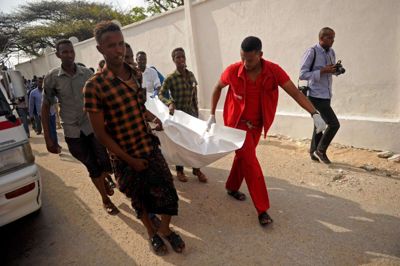 Scanpix/Mohamed Abdiwahab. Antallet af dræbte efter kraftige bilbomber blev bragt til eksplosion i Somalias hovedstad, Mogadishu, er ifølge en anonym myndighedskilde steget til 45, efter at mange sårede døde natten til lørdag.