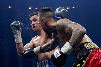 Reuters/Ralph Orlowski. Nieky Holzken trådte til i sidste øjeblik i semifinalen i World Boxing Super Series mod Callum Smith. Holzken, der her rammer sin engelske modstander, tabte på point, men havde stor ære af kampen.