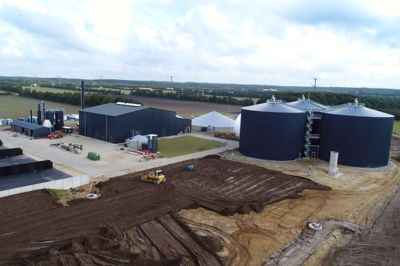 Det nye biogasanlæg ved Brande indvies officielt fredag 2. marts af finansminister Kristian Jensen (V). Anlægget ses her gennem kameraet i fotografens drone i forbindelse med Åbent Landbrug hos frilandsgartner og ægproducent Axel Månsson. ?Foto: Flemming Hansen