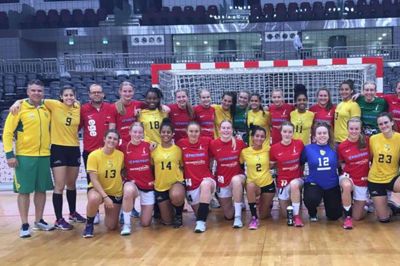 De lokale håndboldpiger fra Sportstar College har netop sikret sig bronzemedaljer ved VM for skolehold. Det skete onsdag formiddag under finalestævnet i Doha i Qatar . Her fotograferet med deres brasilanske modspillere ?foto: privat