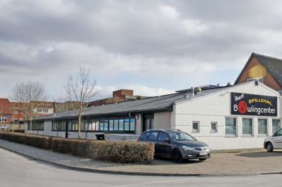 Ikast Bowlingcenter ligger lige bag Frejasparken, som Ikast Andelsboligforening er udlejer for. Derfor er det naturligt, at det er andelsboligforeningen, der bygger nyt etagebyggeri, når bowlingcentret er jævnet med jorden. ?Foto: Kim Kristensen