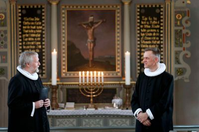 Provst Poul Erik Knudsen og den nye sognepræst Morten Meiner.? Foto: Flemming Hansen