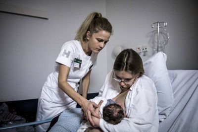 Nybagte mødre kan blive sendt hjem, selv om amningen ikke er på plads, under en strejke. Det bekymrer Forældre og Fødsel. Foto: Scanpix/Thomas Lekfeldt/arkiv