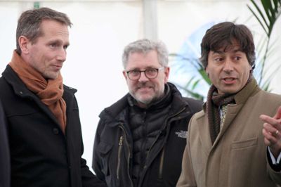 Finansminister Kristian Jensen (t.v.) blev modtaget af Axel Månsson og en repræsentant for den britiske kapitalfond Pioneer Point Partners, der sidste år overtog NGF Nature Energy, Terrence Tehranian (t.h.).