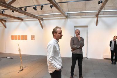 Simon Lindhardt og Peter Rune Christiansen havde taget turen fra Berlin for at udstille i Ikast.