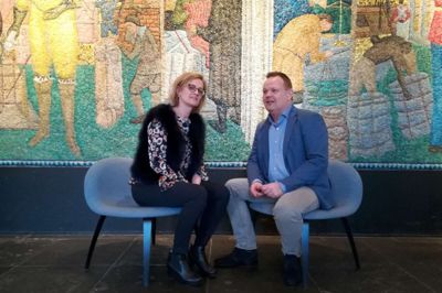 Irene Ravn (t.v.) og Jan Knudsen foran Børsens ene af to mosaikvægge fra 1970'erne. Mosaikken forestiller handlens historie helt fra Kong Christian IV's tid og frem til nu. ?FOTO: ANNA ØSTERGAARD BJØRN