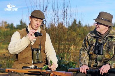 Henrik Mortensen (t.v.) og Kenneth Banke fra et afsnit af Gamekeeper TV, hvor emnet er bukkejagt - og Henrik demonstrerer, hvordan man bruger et blad til lokkekald. ?Foto: Privat