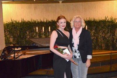 Helle Mathiasen har flere år uddelt mange priser, her er det talentkonkurrencen Unge Sangers publikumspris. Nu skal hun også til at uddele en årlig kulturpris. ?Foto: Steen Hebsgaard