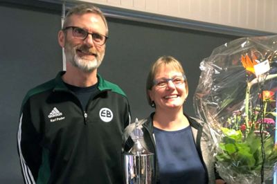 Susanne Mejer får overrakt årets EB Lederpris af FU-formand Karl Peder Kjeldsen ?foto: privat