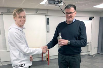 Oliver Andersen får overrakt pokalen som Årets IFS'er af formand Palle Høj. ?Foto: Privatfoto