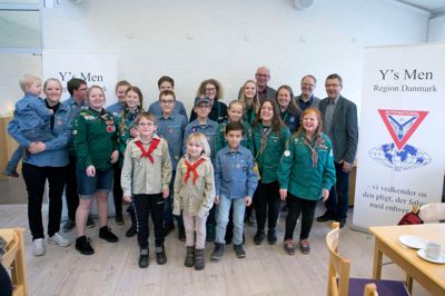 Der var masser af uniformerede korps ved uddelingen af overskuddet fra Y's Men's clubben i Fonnesbæk ?foto: TOm Laursen