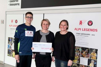 De to første Alpi-legender sammen med modtageren af deres pengedonation, Rikke Nielsen? ?foto: privat