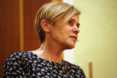 Kultur- og kirkeminister Mette Bock (LA) glemte i første omgang at tage sit manuskript med sig fra kaffebordet. Hvilket ikke betød noget, da hun stort set talte frit for leveren og med stort engagement.