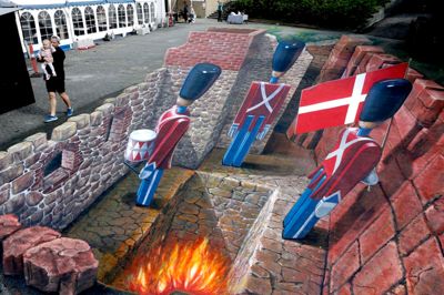 Hvert år byder de internationale kunstnere på alverdens motiver, når de folder sig ud på fliserne - men fælles for dem alle er, at 3D-effekten er til stede.