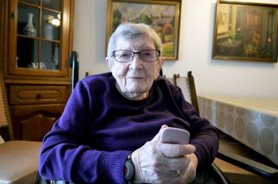 Stinne Jepsen holder sig ajour med udviklingen og har sin egen mobiltelefon, der bruges til både at tale i og sende SMS'ere?foto: Laila Kempel