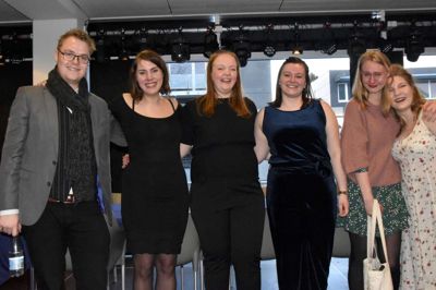 De seks finalister - fra venstre: Morten Bunk fra Herning, Laura Helene Hansen, Sofie Treu Pehrsson, Sarah Korreborg, Nicoline H. Larsen fra Ikast og Dagmar Skovgaard Boas. ?Foto: Steen Hebsgaard