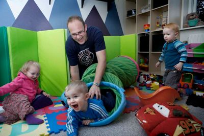 Karsten Cavazzi åbnede dørene op til sin private dagpleje i Tulstrup 2. januar. Dermed sagde han farvel til 15 år som tæpperenser. I øjeblikket passer han børnene Marius, Jeppe og Isabel. Foto: Henrik Ole Jensen