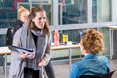 Instruktør og koreograf Mathilde Østergaard ved meget præcist og minutiøst, hvorledes hun ønsker de enkelte roller skal fremstå. Her øver hun på musicalen Grease sammen med Pernille Christiansen - med instruktørassistent Katrine Dahl Pedersen i baggrunden. ?Fotograf Aksel Utoft.