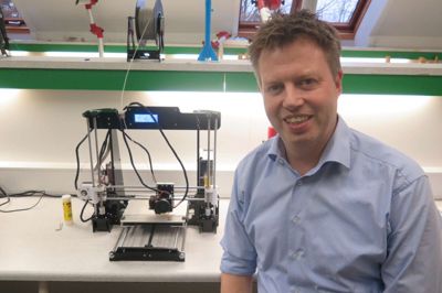 Lærer Christian Lauritsen hjælper gerne eleverne med at printe. Først skal eleverne designe et produkt, hvorefter et andet program programmere 3D-printeren til at printe netop den ting, eleven har lavet.