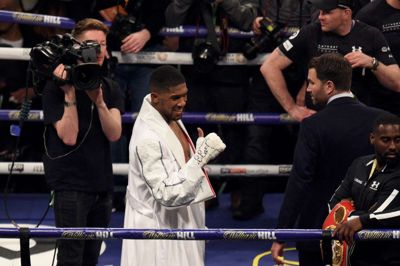 Scanpix/Oli Scarff. Britiske Anthony Joshua fejrer sin sejr over Josep Parker fra New Zealand i Cardiff lørdag aften.
