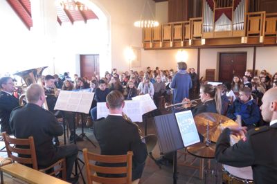 De seks musikere fra Prinsens Musikkorps spillede forrygende i Ikast Kirke til børnenes sange om rødhalsen.
