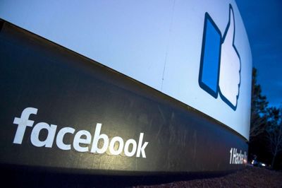 Til trods for afsløringer om videregivelse af data vil et flertal af de danske brugere af Facebook ikke kvitte mediet. Foto: Scanpix/Josh Edelson/arkiv