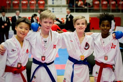 Oscar Engedahl Sørensen (midten) vandt guld ved DM i sportskarate. Sølvmedaljen gik til Michael Kristensen fra Aalborg, mens de to bronzemedaljer gik til Buster Ring fra Valby og Gustav Kallehave fra Aalborg. ?FOTO: PRIVATFOTO