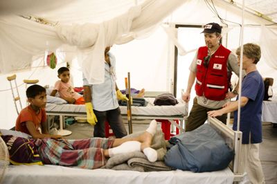 Scanpix/Jakob Dall/røde Kors. Kronprins Frederik taler med to drenge, som er indlagt på Røde Kors felthospital med brækkede ben, i verdens største flygtningelejr ved Cox"s Bazar i Bangladesh. Skaderne er opstået ved fald på de stejle skråninger i lejren. Med monsunregnens komme frygter Røde Kors' læger og sygeplejersker, at mange flere vil komme til skade.