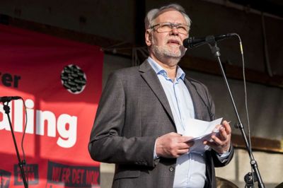 Tirsdag holdt blandt andre Dennis Kristensen tale foran tusinder af offentligt ansatte, der var mødt op på Thorvaldsens Plads foran Christiansborg i København for at demonstrere for en ny overenskomstaftale. Han er ikke sikker på, at en overenskomstaftale kommer på plads og en konflikt undgås. Foto: Scanpix/Martin Sylvest