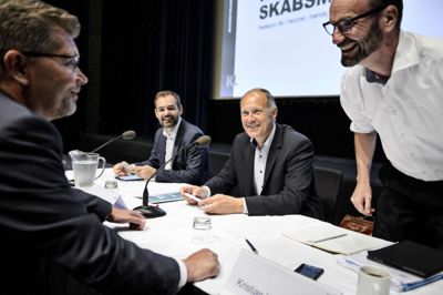 De tilspidsede forhandlinger om overenskomster på det statslige område risikerer at sende den danske model ud over kanten, forudser KL-direktør Kristian Wendelboe (til højre i billedet). Foto: Scanpix/Mathias Løvgreen Bojesen/arkiv