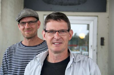 Lars Korshøj (th) er gået tilbage til lærergerningen. Hans ryg kan ikke holde til madlavningen. Broderen Jesper skal til at finde ud af, hvad han nu vil arbejde med. ?Foto: Rasmus Viuff