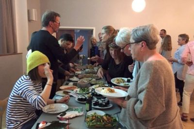 Kunstnere serverer "Mad fra hele Verden" til fællesspisning, hvor forskellige kulturer bogstaveligt mødes. ?Foto: Privat