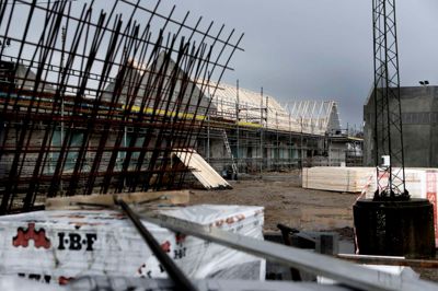 Bøgildlund vokser op i Ikasts vestlige del. Plejecentret, som her ses ved rejsegildet rummer 24 nye og tidsvarende boliger for ældre ?foto: henrik Ole jensen