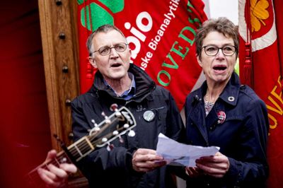 Anders Bondo Christensen, der forhandler for de kommunalt ansatte, og de regionalt ansattes topforhandler, Grete Christensen, synger med de fremmødte demonstranter forud for søndagens forhandlinger i Forligsinstitutionen. Foto: Ritzau/Scanpix/Uffe Weng