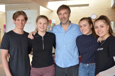 Martin Brygmann stillede beredvilligt op til fotografering med en gruppe elever fra Midtjysk Efterskole. Mere kendt er man vel heller ikke. ?Foto: Privat