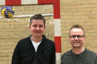 Claus Hansen (th) og Søren Ferløv vil på højskolen i Ikast, ISI Idrætshøjskole, gøre samarbejdet mellem højskolens trænerlinje og de mange lokale håndboldklubber i området tættere - i bestræbelserne på at skabe endnu dygtigere, passionerede og engagerede trænere. ?Foto: Privat