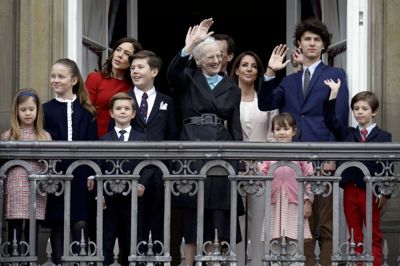 Scanpix/Mads Claus Rasmussen. Dronning Margrethe lod sig mandag hylde på sin 78-års fødselsdag fra balkonen på Christian IX's Palæ på Amalienborg i København. Ved sin side havde dronningen blandt andre prins Joachim, prinsesse Marie, kronprinsesse Mary og sine børnebørn.