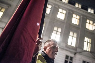 Mens forhandlingerne fortsatte natten igennem i Forligsinstitutionen holdt en lille gruppe demonstranter fast i de røde faner som opmuntring til deres forhandlere. Foto: Ritzau/Scanpix/Mads Claus Rasmussen