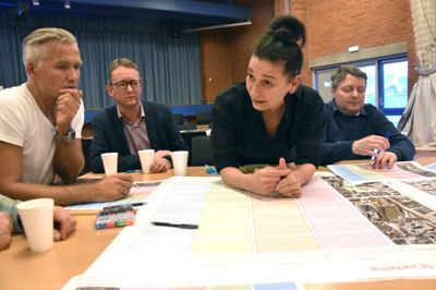 Arkitekt og byplanlægger Jeanette Ishi Lehni gang med debatten ved et af bordene, hvor man kan se arkitekt Lars Sternberg, forretningsfører i Ikast Andelsboligforening, Kent Kristiansen, og til højre formanden for Frivilligcentret, Eddie Sørensen. ?Foto: Steen Hebsgaard