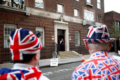 Reuters/Henry Nicholls. Royale briter venter foran hospital i London, hvor de håber at få glimt af prins William og hertuginde Kates baby.