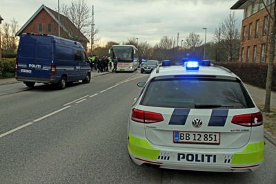 En bus fyldt med FCM-fans måtte søndag passes op af politiet efter uroligheder i Aalborg. foto: herning folkeblad