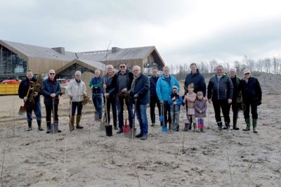 60 små egetræer - heraf et enkelt lidt større, plantet af de to Rotarypræsidenter Palle Høj og Hans Østergaard, satte forleden rødder i Ikast-mulden ved Hjertet. Træerne er en gave fra Herning til Ikast-klubben i forbindelse med Ikasts 60 års jubilæum ?foto: Laila Kempel