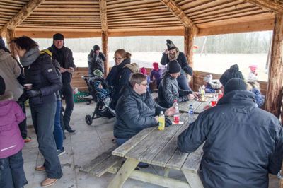 Madpakkehuset kom til sin ret på en indvielsesdag med kolde vinde?Foto: Privat