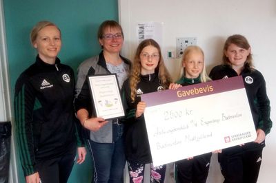 Fra venstre Lene Struwe Andersen (bestyrelsesmedlem i Badminton Midtjylland), Susanne Mejer (Formand i EB-Badminton Bestyrelse), Anne Louise Wang-Holm (ungdomsspiller i Engesvang), Mathilde Sangild Jensen (ungdomsspiller i Engesvang) og Frida Marie Grundtvig Jensen (ungdomsspiller i Engesvang). ?Foto: Privat
