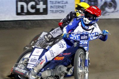 Scanpix/Sportxpress/arkiv. Nicki Pedersen ser ud til at slippe med et brud i sin ene hånd, efter at han søndag styrtede i Polen.
