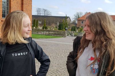 Sara Rusmann (tv) og Amalie Munk glæder sig til konfirmationen, fordi den betyder noget for dem. De er bevidste om, at de siger ja til deres dåb.