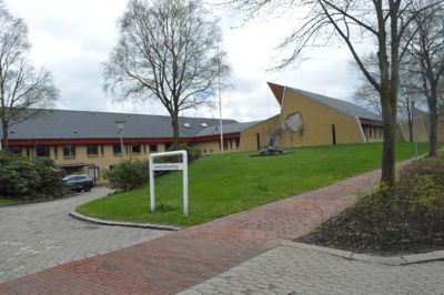 Det gamle SMP-center har gennem en årrække tjent som arbejdsplads for kommunens teknik- og sundhedsområde. Efter en samlet indstilling fra Børne- og Undervisningudvalget skal bygningerne nu jævnes med jorden for at give plads til den nye skole i Brande. ?Foto: Flemming Thulstrup